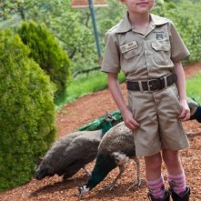 La mia vita è uno zoo: Maggie Elizabeth Jones con i suoi amici pavoni in una scena