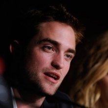 Robert Pattinson a Cannes durante la conferenza stampa di Cosmopolis. Vicino a lui David Cronenberg e Sarah Gadon