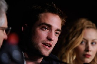 Robert Pattinson a Cannes durante la conferenza stampa di Cosmopolis. Vicino a lui David Cronenberg e Sarah Gadon