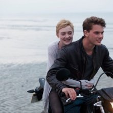 Dakota Fanning e Jeremy Irvine nel drammatico Now Is Good