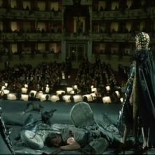 Cristina Marsillach (di spalle) in una sequenza di Opera