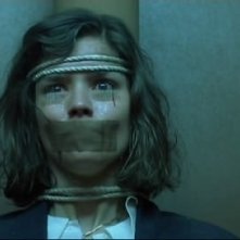 Cristina Marsillach imbavagliata in una sequenza del film Opera (1987)