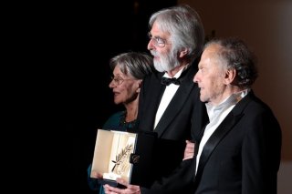 Cannes 2012: Michael Haneke, vincitore della Palma d'Oro per Amour, con i due interpreti del film, Trintignant e la Riva.