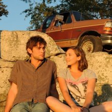 Chace Crawford ed Elizabeth Olsen in una scena di Peace, Love, & Misunderstanding
