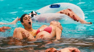 Danielle Panabaker in Piranha 3DD con Matt Bush
