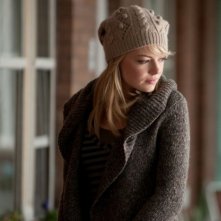 Emma Stone avvolta in un maglione di lana in una scena di The Amazing Spider-Man