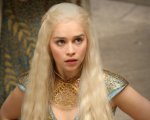 Il trono di spade: Emilia Clarke difende lo show: 'Non è misogino'