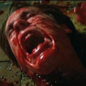 William McNamara in una sanguinosa scena del film Opera (1987)