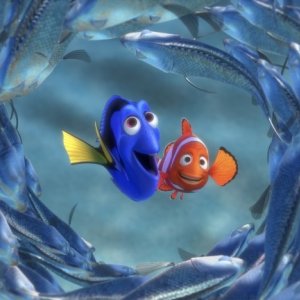 Alla ricerca di Nemo in 3D: Dory e il piccolo Nemo in un tunnel di pesce azzurro in una scena del film