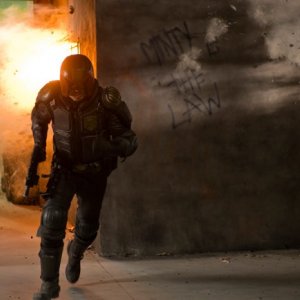 Karl Urban in fuga in una sequenza action di Dredd