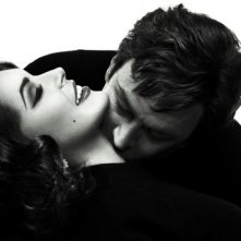 Lindsay Lohan e Grant Bowler si baciano appassionatamente in una foto promozionale di Liz and Dick