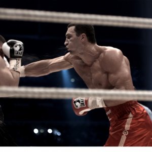 A destra, Wladimir Klitschko sul ring, nel documentario Klitschko di Sebastian Dernhardt
