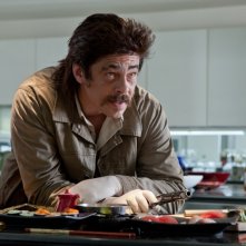 Benicio Del Toro in una scena dell'action thriller Le belve