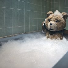 Ted: l'intrepido orsacchiotto si concede un bagno rilassante in una scena del film