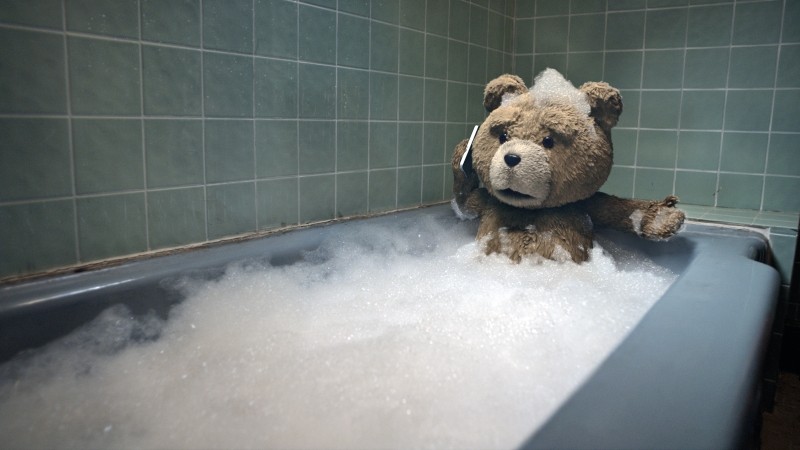 Ted: l'intrepido orsacchiotto si concede un bagno rilassante in una scena del film
