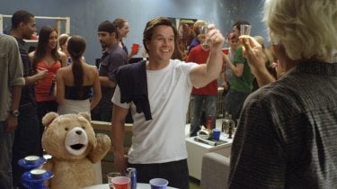 Ted: Mark Wahlberg insieme al suo orsacchiotto ad una festa