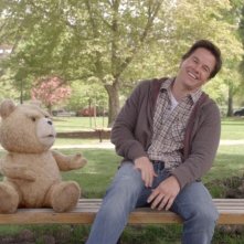 Ted: Mark Wahlberg insieme al suo orsacchiotto su una panchina del parco