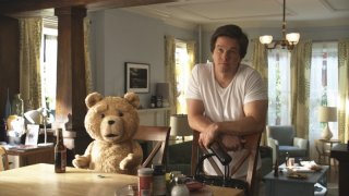 Ted: Mark Wahlberg si fa una birra col suo orso di pelouche