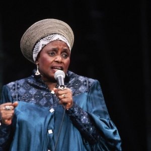 Miriam Makeba in un'immagine tratta dal documentario Mama Africa