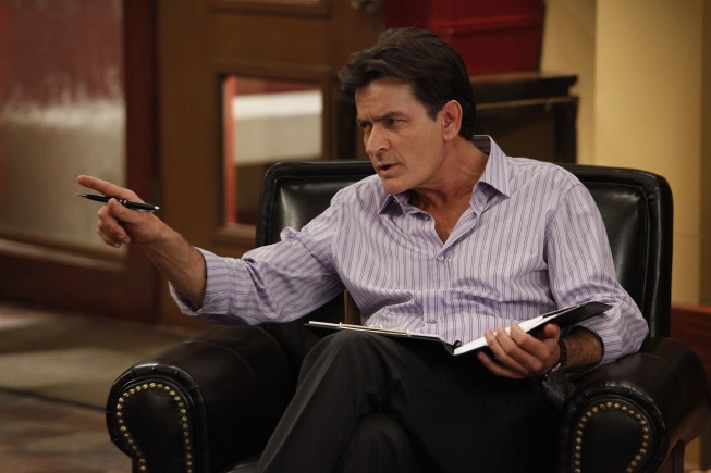 Charlie Sheen in una scena di Anger Management