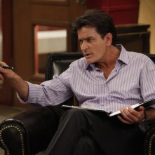 Anger Management: Charlie Sheen in una foto di scena della serie