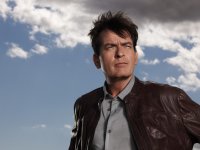 Charlie Sheen parla delle sue esperienze sessuali con uomini: 'Ero fatto di crak ed era in parte divertente'