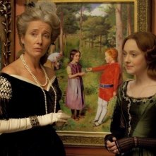 Emma Thompson e Dakota Fanning in una scena del biopic Effie