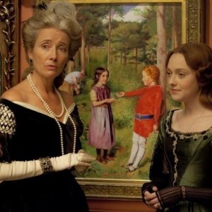 Emma Thompson e Dakota Fanning in una scena del biopic Effie