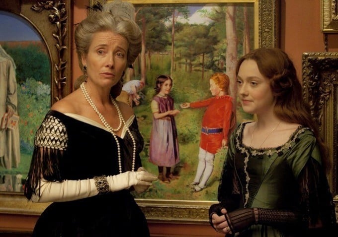 Emma Thompson e Dakota Fanning in una scena del biopic Effie