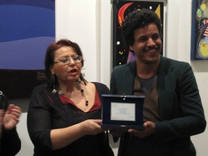 Mohamed Zouaoui Con Il Premio Ricevuto All Accadenia Dell Arte Sicilia 2010 243004