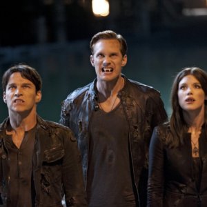 True Blood: Stephen Moyer, Alexander Skarsgard e Lucy Griffiths nell'episodio Turn! Turn! Turn!