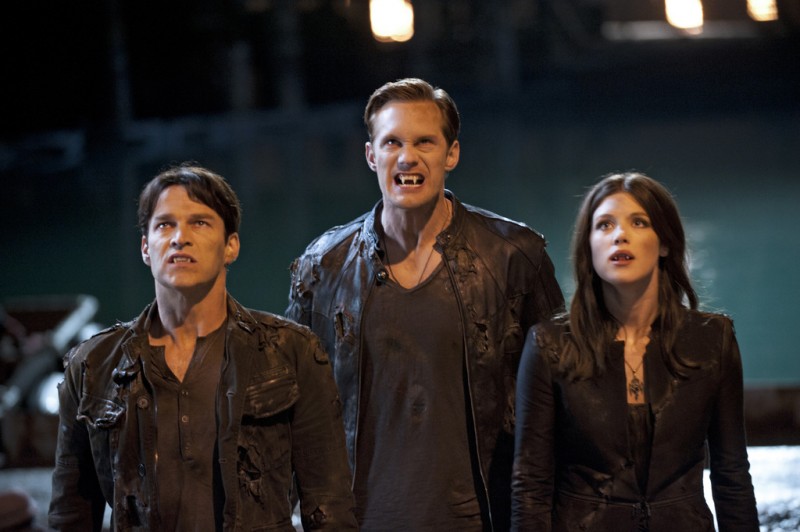 True Blood: Stephen Moyer, Alexander Skarsgard e Lucy Griffiths nell'episodio Turn! Turn! Turn!