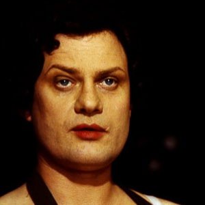 Volker Spengler è il transessuale Elvira in Un anno con 13 lune di R. W. Fassbinder.