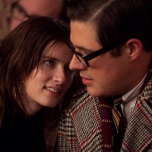 Anna Wood e Rich Sommer nell'episodio Christmas Waltz della quinta stagione di Mad Men
