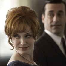 Christina Hendricks e Jon Hamm in una scena dell'episodio Christmas Waltz della quinta stagione di Mad Men