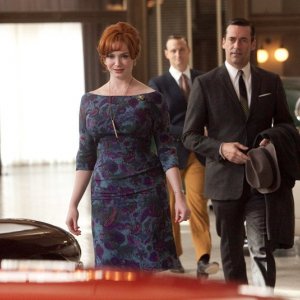 Christina Hendricks e Jon Hamm nell'episodio Christmas Waltz della quinta stagione di Mad Men