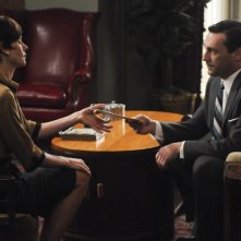 Embeth Davidtz e Jon Hamm nell'episodio The Phantom della quinta stagione di Mad Men
