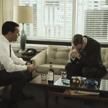Jared Harris e Jon Hamm nell'episodio Commissions and Fees della quinta stagione di Mad Men