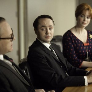 Jared Harris, Vincent Kartheiser e Christina Hendricks nell'episodio Commissions and Fees della quinta stagione di Mad Men