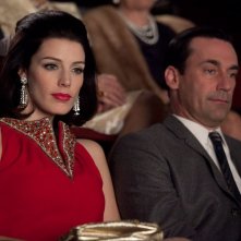 Jessica Parè e Jon Hamm nell'episodio Christmas Waltz della quinta stagione di Mad Men