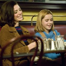 Jessica Paré e Kiernan Shipka nell'episodio Commissions and Fees della quinta stagione di Mad Men