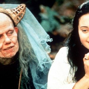 Sigourney Weaver e Monica Keena nel film Biancaneve nella foresta nera