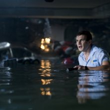 Bait: Alex Russell in una scena del film
