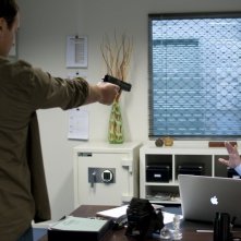 Bait: Julian McMahon (di spalle) in una scena del film minaccia Adrian Pang con una pistola