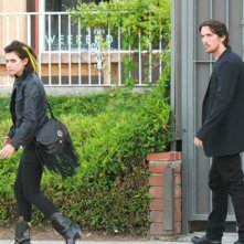 Imogen Poots e Christian Bale camminano insieme durante le riprese di Knight of Cups