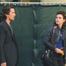 Imogen Poots si rivolge a Christian Bale durante le riprese di Knight of Cups