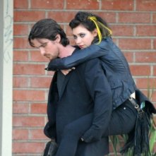 Imogen Poots sulle spalle di Christian Bale in una scena di Knight of Cups