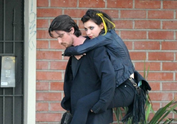Imogen Poots sulle spalle di Christian Bale in una scena di Knight of Cups