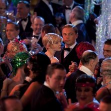 Leonardo DiCaprio e Carey Mulligan danzano in mezzo a una folla in The Great Gatsby