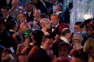 Leonardo DiCaprio e Carey Mulligan danzano in mezzo a una folla in The Great Gatsby